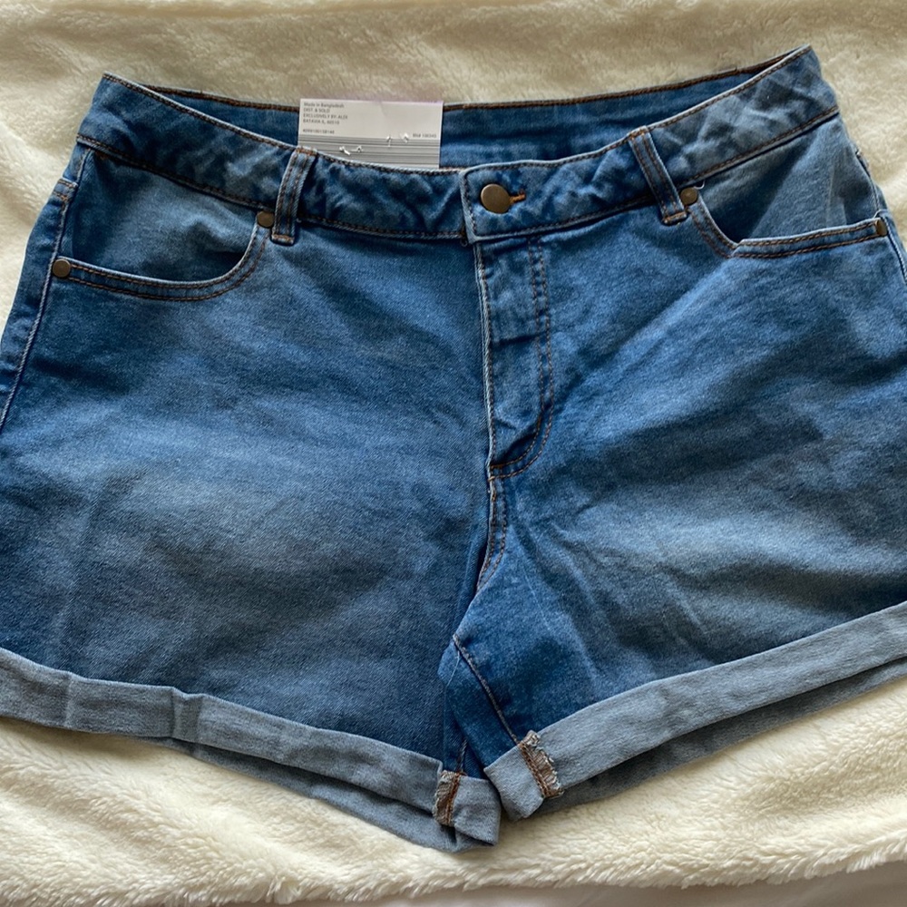 Sz 12 Serra Stone Wash Mid-Rise Rolled/Cuffed Denim Shorts